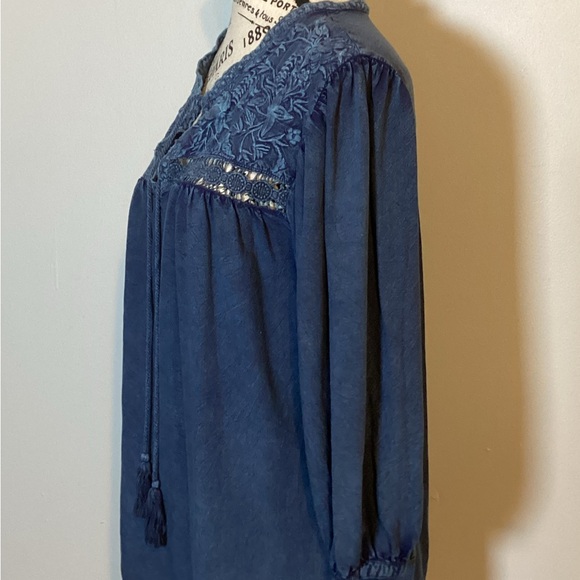 SOLITAIRE EMBROIDERED BOHO DENIM BLUE PEASANT LIGHTWEIGHT TUNIC TOP RAYON SZ. M - Picture 6 of 8